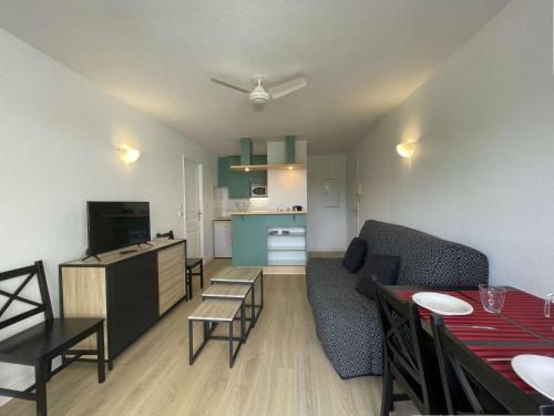 un salon avec un canapé et une table dans l'établissement Appt 2 pièces LA ROCHELLE - LR020-205, à La Rochelle