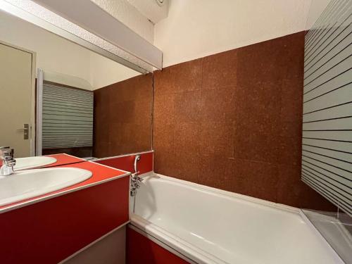 une salle de bain avec une baignoire, un lavabo et un miroir dans l'établissement Appartement 2 pièces cabine - Gruissan GN130-820, à Gruissan