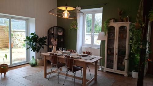 une salle à manger avec une table et des chaises en bois dans l'établissement charmante maison de ville avec cour privee a 1km du golf, à Villedieu-sur-Indre
