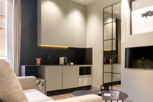 a living room with a couch and a tv at The Valentia Cabillers in Valencia