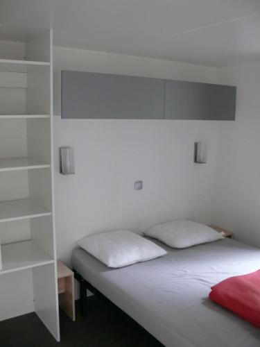 Ένα ή περισσότερα κρεβάτια σε δωμάτιο στο Mobil home Domaine Du Lac