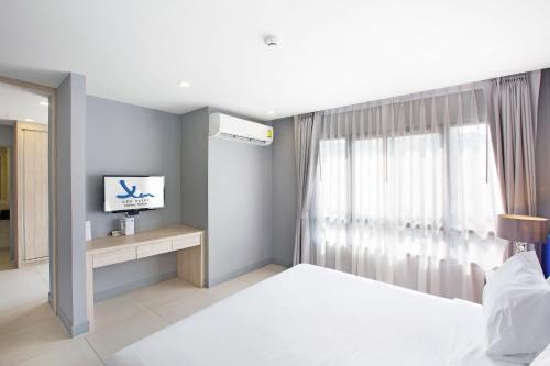 Xen Hotel Nakhon Pathom - SHA PLUSにあるテレビまたはエンターテインメントセンター