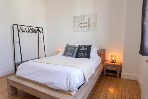 - une chambre avec un lit et du parquet dans l'établissement Chez Roger - Maison Annecy, à Annecy