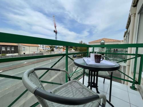 d'un balcon sur le toit avec une table et des chaises. dans l'établissement Appt Studio LA ROCHELLE - LR760-010, à La Rochelle