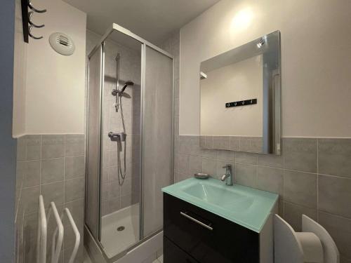une salle de bain avec un lavabo et une douche avec un miroir dans l'établissement Appt Studio LA ROCHELLE - LR760-010, à La Rochelle