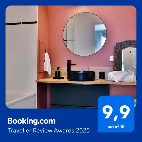 une salle de bain avec un lavabo et un miroir dans l'établissement 