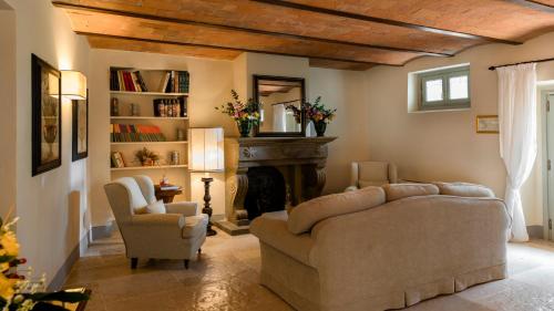 a living room with a couch and a fireplace at Dimora Ghirlandaio in Impruneta