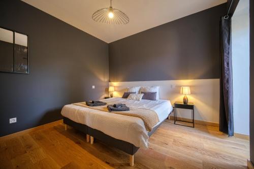 Rúm í herbergi á Gîte au château