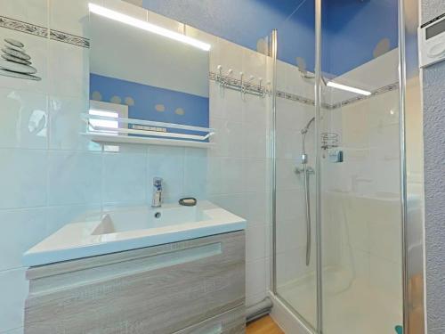 a bathroom with a sink and a shower at Mais 2 pièces mezza CHATELAILLON PLAGE - CL080-022 in Châtelaillon-Plage