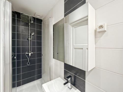 une salle de bain avec douche et lavabo dans l'établissement Le Joly - Centre Ville - Proche Gare - Rennes, à Rennes