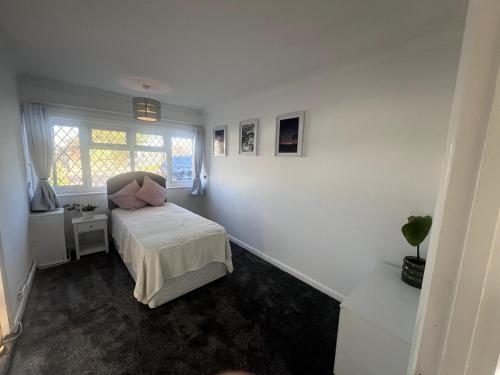 Postel nebo postele na pokoji v ubytování Quince Cottage - Hot tub and parking for 4 cars