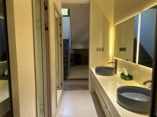 a bathroom with two sinks and a mirror at 大理麓屿悬崖海景民宿 in Dali