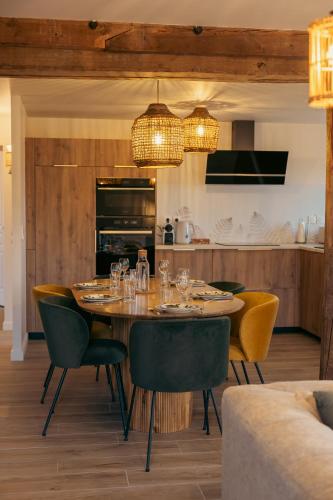 une salle à manger avec une table et des chaises dans l'établissement Moulin Lèves-Chartres-Un air de campagne, à Lèves