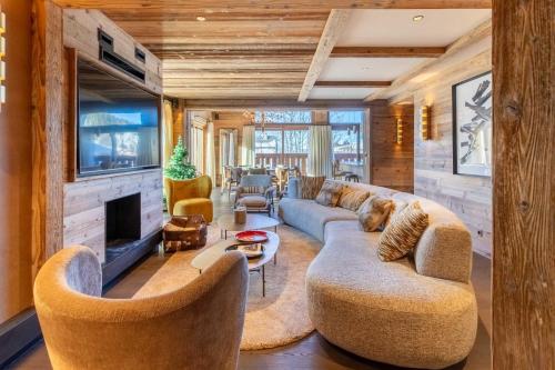 Una sala de estar con un sofá y un televisor. en Fleur des Alpes 501, en Mussillon