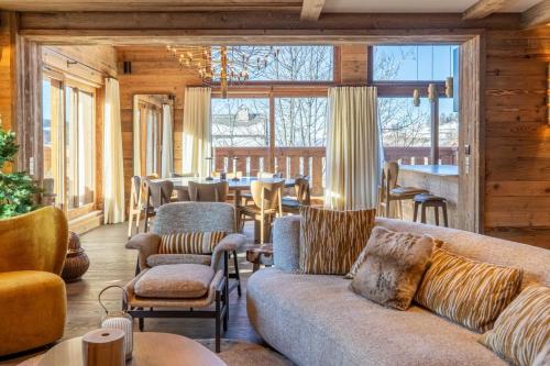 Una sala de estar con sofás y sillas y una mesa. en Fleur des Alpes 501, en Mussillon