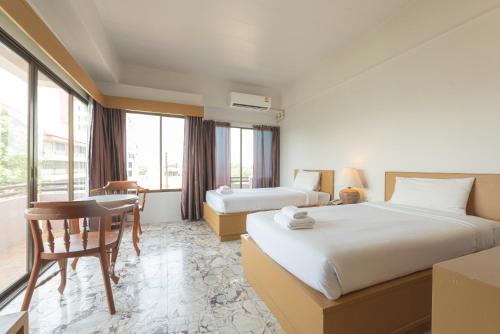 Postel nebo postele na pokoji v ubytování Nonthaburi Palace Hotel