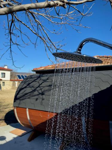 a shower with water coming out of it at Entheos in Vŭrben