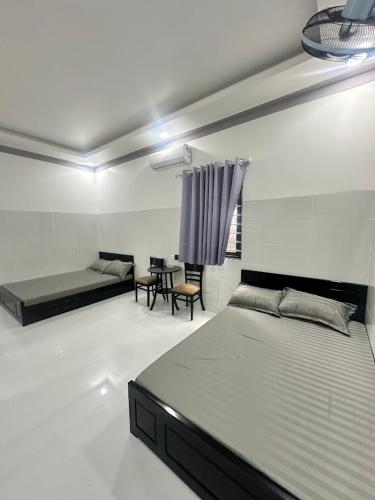 Postel nebo postele na pokoji v ubytování Nhà Nghỉ Khanh Trần