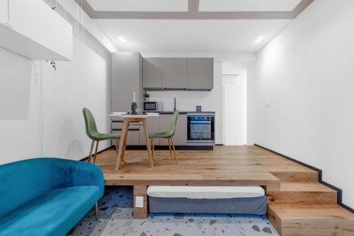 una cucina e una sala da pranzo con tavolo e sedie di PI18 - Loreto-Duomo - Luxury - a Milano