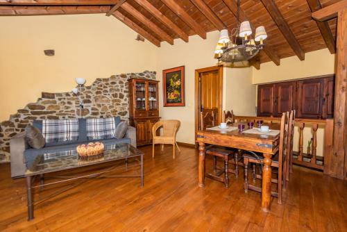a living room with a table and a couch at Casa de Ligueria in Ligüeria
