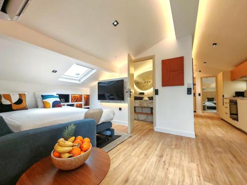 Cette chambre comprend un lit et une corbeille de fruits sur une table. dans l'établissement L'Escapade Bord de Mer - 3 Pieces - GOLFE JUAN, à Vallauris