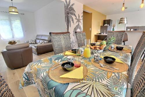 une salle à manger avec une table sur laquelle se trouve de la nourriture dans l'établissement Ty antely, à Trédarzec