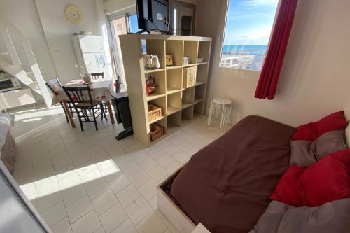 Il comprend un salon avec un lit et une cuisine avec une table. dans l'établissement A balcony overlooking the sea, à Frontignan