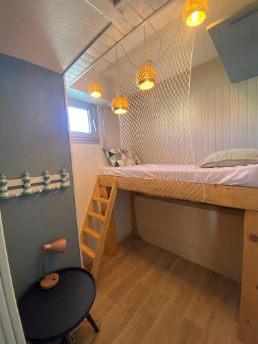 Cette petite chambre comprend des lits superposés et un bureau. dans l'établissement nest of sweetness on the port side, à Frontignan