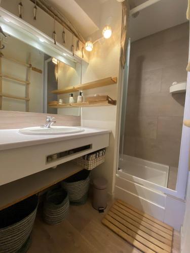 une salle de bain avec un lavabo, un miroir et une baignoire dans l'établissement nest of sweetness on the port side, à Frontignan