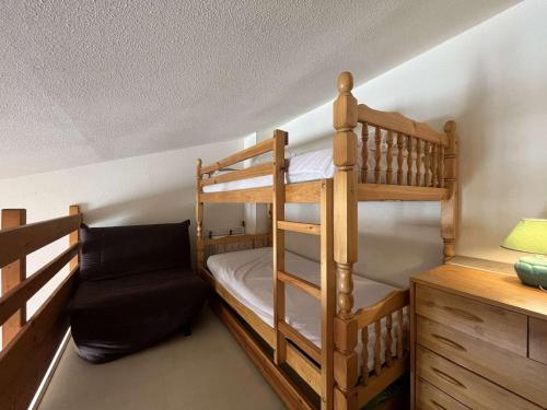 Cette chambre comprend 2 lits superposés et une chaise. dans l'établissement Maison Studio mezzanine - Gruissan GN530-014, à Gruissan