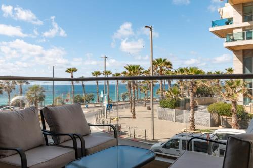 Beachfront Apt W Sea View & Parking l Mamad