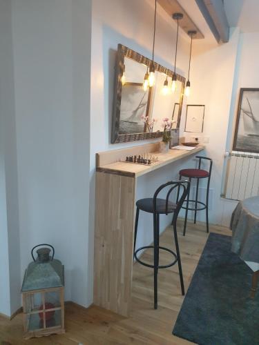 La salle de bains est pourvue d'une coiffeuse avec tabourets et d'un miroir. dans l'établissement Maison de charme avec Jardin-Calme- Fibre, à Guérande