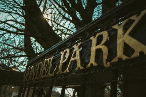 a sign that reads lincoln park in front of a tree at Hotel van de Vijsel in Amsterdam