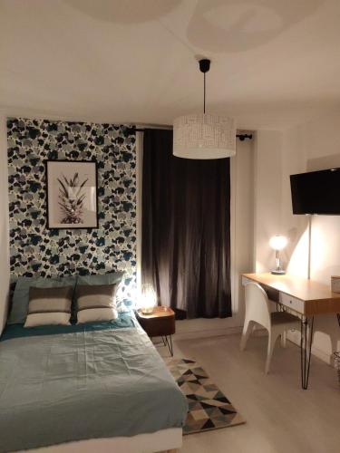 une chambre avec un lit, une table et un bureau dans l'établissement Grand Apt 4 Chambres - Terrasse - Moderne - Centre d'Evry, Évry-Courcouronnes