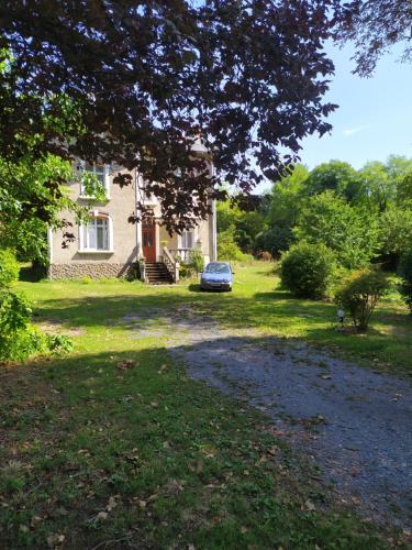 une maison avec une voiture garée dans la cour dans l'établissement Chambre dans maison bourgeoise 4, à Airvault