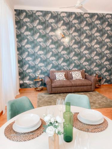 una sala de estar con una mesa y un sofá en Ponte Pietra Lovely Home in Verona, en Verona