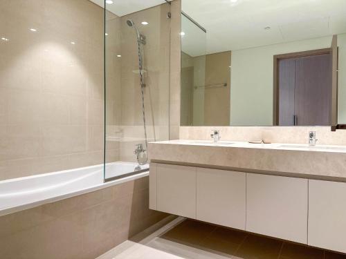 Ένα μπάνιο στο Unique Burj Khalifa View 3BR Condo On Top Floor