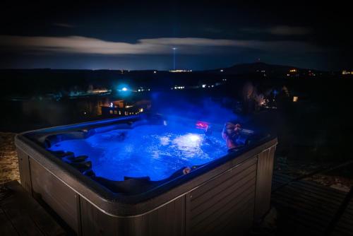 - un bain à remous la nuit dans l'établissement Cozy cabin near golden circle with panoramic views, à Mosfellsbær
