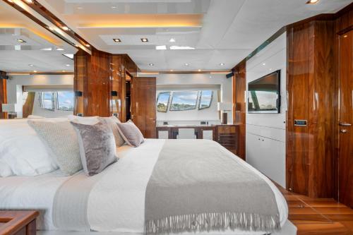 - une chambre avec un grand lit sur un yacht dans l'établissement Palumba, à Cannes