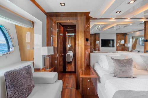 un salon avec un canapé blanc et une télévision dans l'établissement Palumba, à Cannes