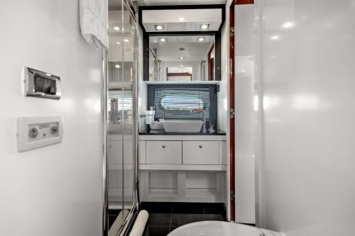 une petite salle de bain avec toilettes et lavabo dans l'établissement Palumba, à Cannes