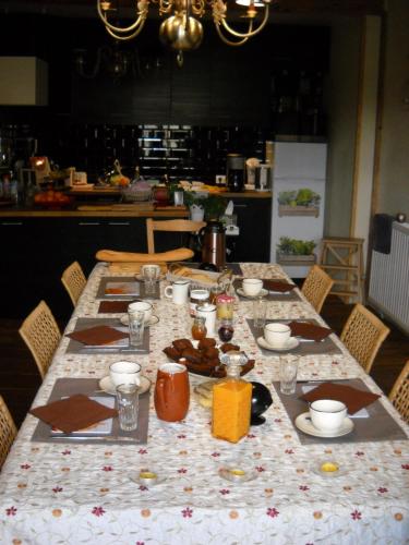 Ils en ont rêvé في Chambon-le-Château: طاولة في مطبخ مع قطعة قماش عليها