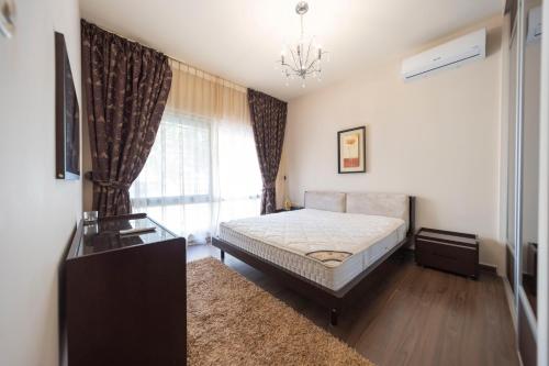 Llit o llits en una habitació de Tower Apartment
