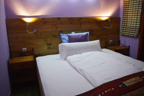 Un dormitorio con una cama con dos luces. en Gay Paso Chico - Gay Men Only, en Playa del Inglés