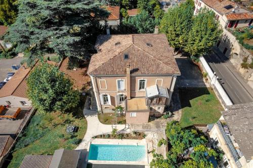 une vue aérienne d'une maison avec piscine dans l'établissement Maison de maître - 12 personnes, à Dieulefit
