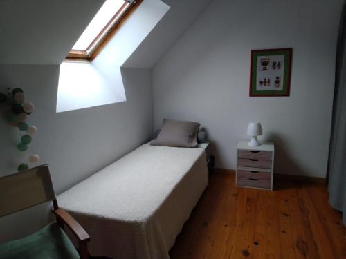 - une petite chambre avec un lit et une lucarne dans l'établissement La Petite Betoulle, à Bussière-Saint-Georges