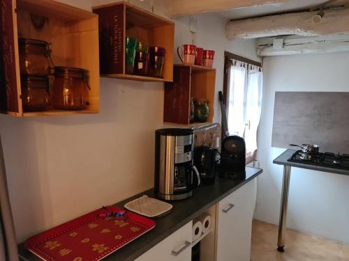 une petite cuisine avec une cafetière sur un comptoir dans l'établissement La Petite Betoulle, à Bussière-Saint-Georges