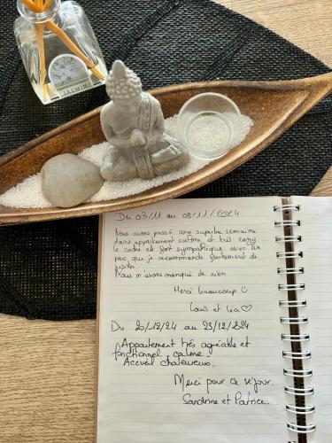 un carnet avec une note à côté d'une bouteille de savon dans l'établissement Le T2 de Barbieux, 15mn Lille, secure parking, à Croix