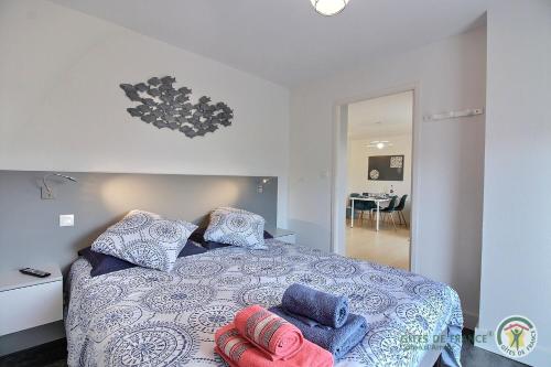 Un dormitorio con una cama con dos almohadas encima. en Vue sur la station, en Erquy