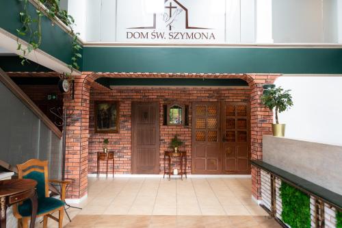 a brick walled entrance to a restaurant with a door at Pokoje Gościnne Dom św. Szymona in Kraków